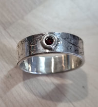 Load image into Gallery viewer, Garnet & Embossed Sterling Silver Ring