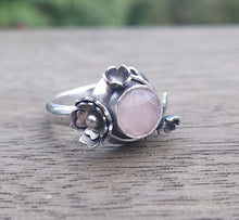 Load image into Gallery viewer, Pretty rose quartz floral ring
