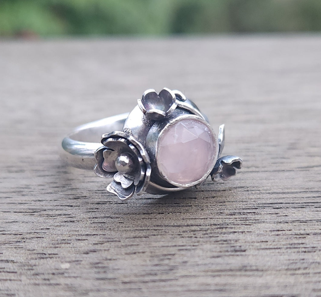 Pretty rose quartz floral ring