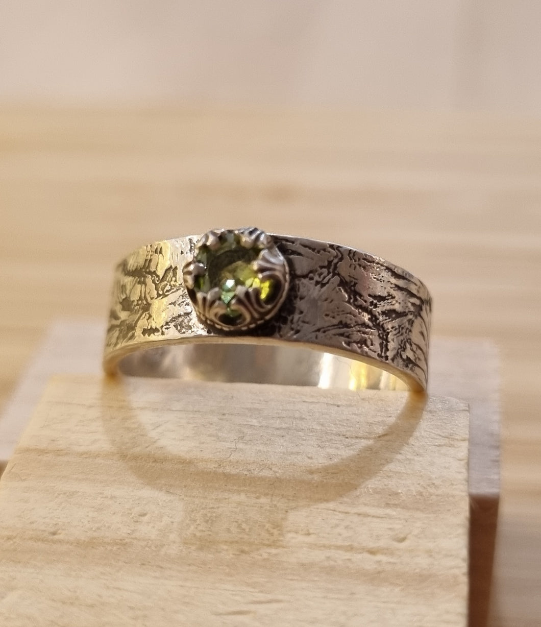 4mm Round Peridot Set in Ginko Embossed Ring