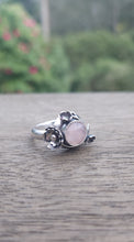 Load image into Gallery viewer, Pretty rose quartz floral ring
